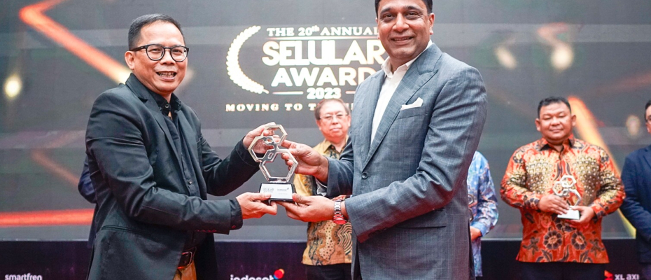 Presiden Director & CEO Indosat Ooredoo Hutchison, Vikram Sinha raih penghargaan CEO of The Year di Selular Award ke-20