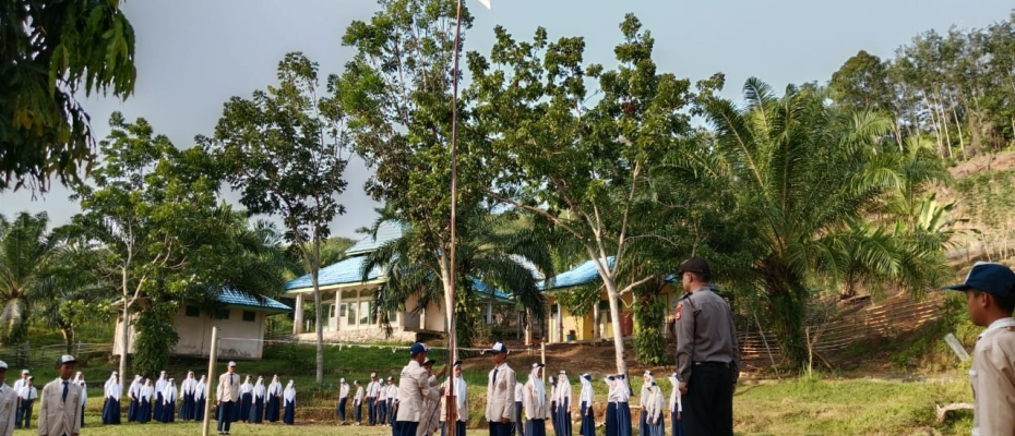 Jadi Pembina Upacara, Kanit Samapta Polsek Kaur Utara Samapaikan Imbauan Kedisiplinan kepada Pelajar SMPN 29