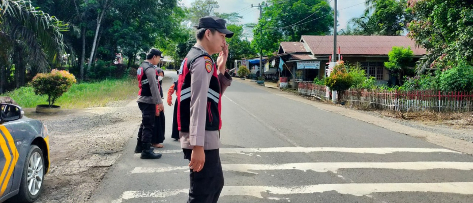 Polsek Batiknau Melakukan Pengaturan Lalin di Titik-titik Rawan
