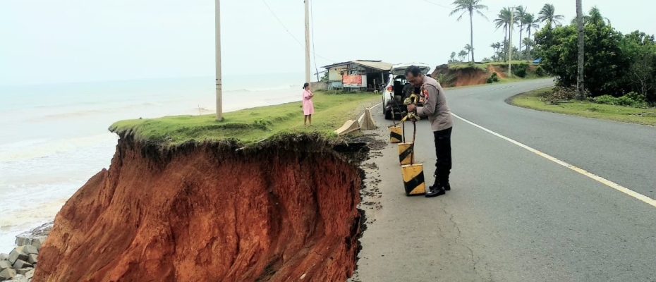 Antisipasi Kecelakaan Akibat Jalan Longsor, Polsek Lais Pasang Police Line dan Penanda
