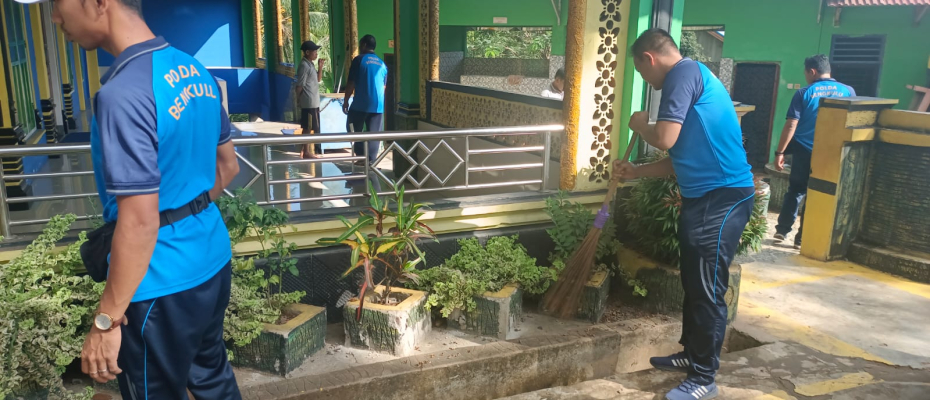 Polsek Batik Nau Gelar Bakti Religi Bersih-Bersih Masjid Jelang HUT Bhayangkara Ke-78