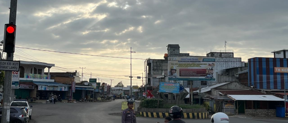 Polsek Ketahun Morning Traffic Control Dalam Rangka Terciptanya Arus Lalin di Tengah Aktivitas Masyarakat