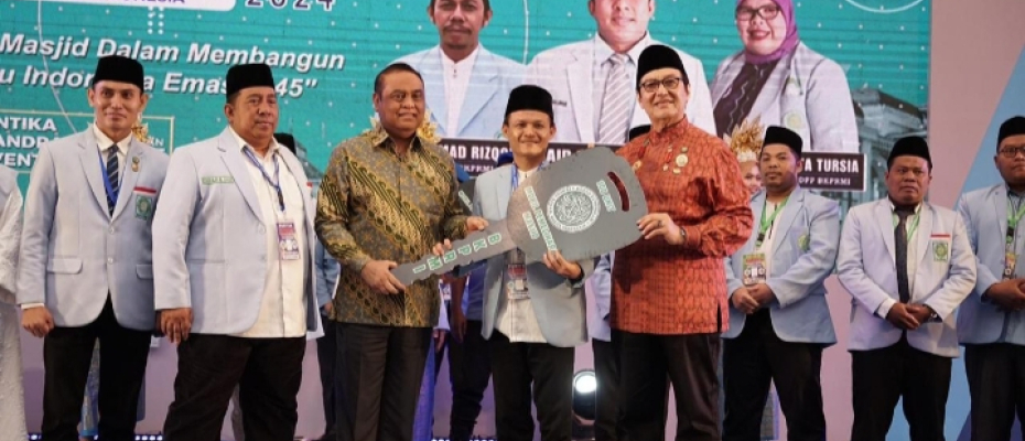 Prabowo Subianto Serahkan Bantuan 100 Unit Mobil Pemelihara Masjid Saat Munas BKPRMI di Medan