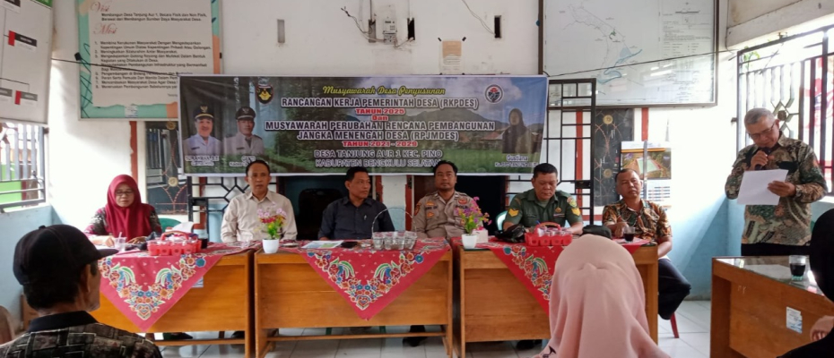 Monitor Perkembangan Pembangunan desa Binaan, Kanit Binmas Polsek Pino hadiri Undangan Musyawarah di Kantor Desa Tanjung Aur I
