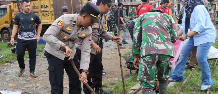 Meriahkan HUT TNI KE-78 Polres Mukomuko Ikut Serta dalam Giat Karya Bakti Kodim 0428/MM