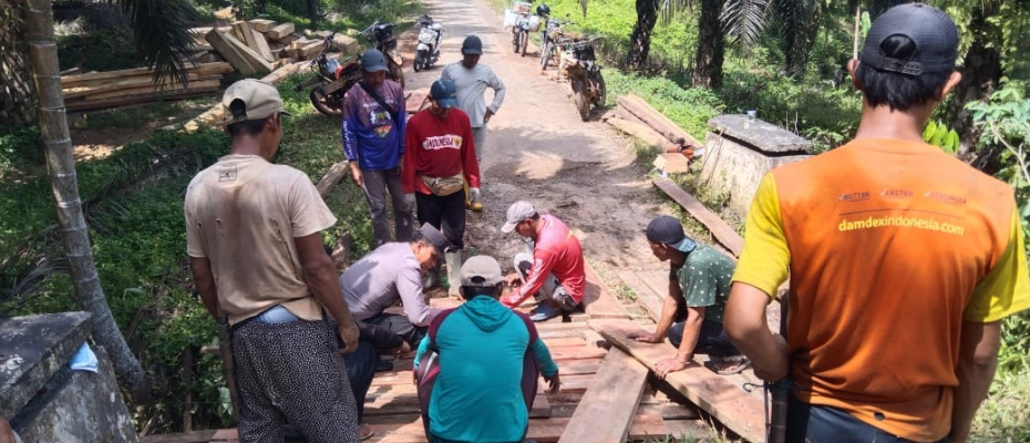 Personel Polsek Maje Gotong Royong Perbaiki Jembatan di Desa Sinarmulya