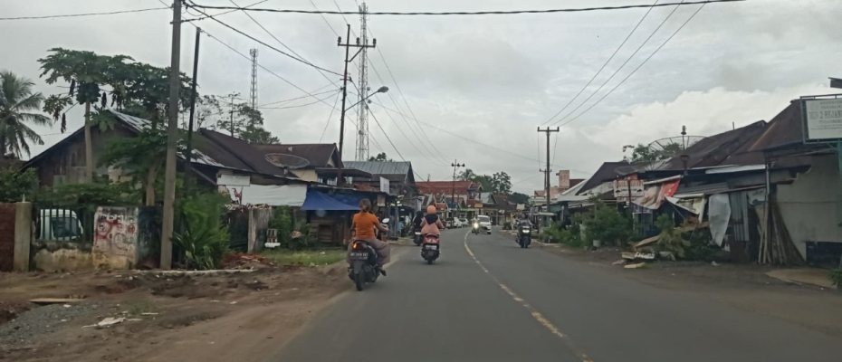 Polsek Sindang Kelingi Kawal Jalur Lintas Curup-Lubuk Linggau Demi Keamanan Pengendara