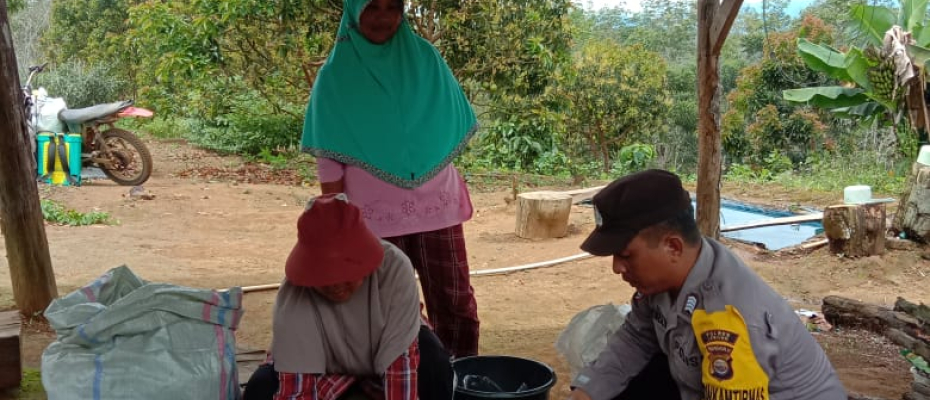 Bhabinkamtibmas Polsek Lebong Selatan Ajak Warga Memanfaatkan Lahan Untuk Ketahanan Pangan