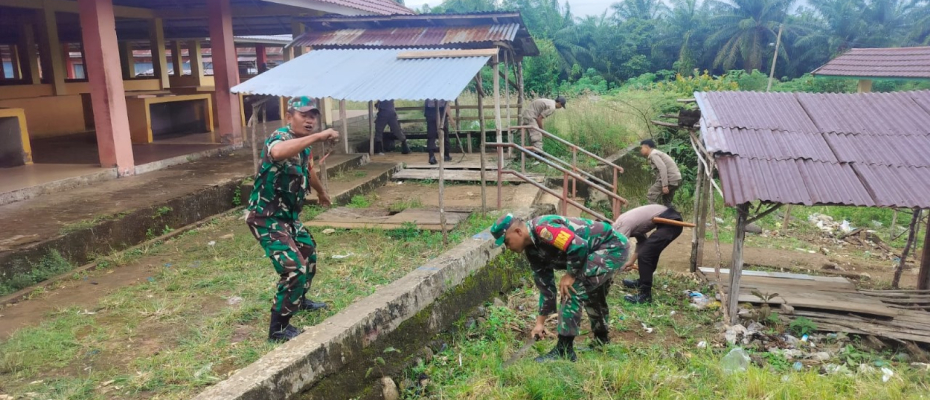 Sinergitas TNI-Polri dan Masyarakat, Polsek Seluma Timur dan Kodim 0425 Gelar Karya Bakti di Pasar Induk Sembayat
