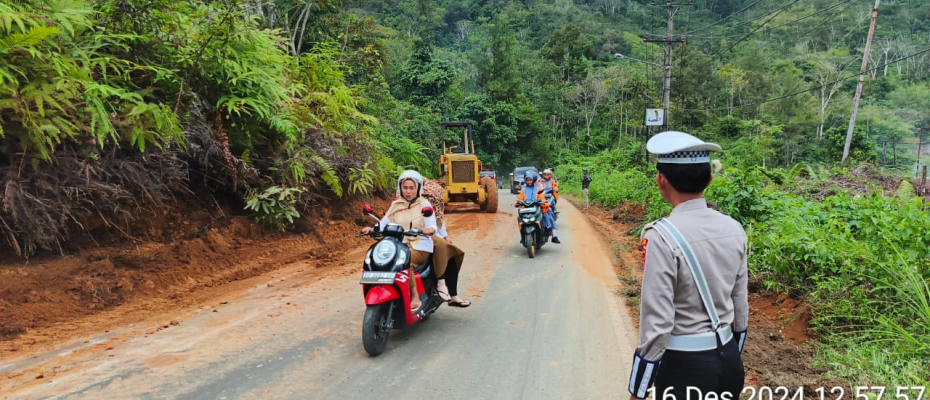 Satlantas Polres Lebong Monitoring Pembersihan Tanah Longsor