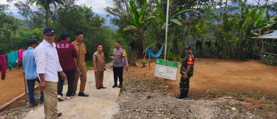 Tingkatkan Koordinasi, Bhabinkamtibmas Polsek Rimbo Pengadang Hadiri Monev di Desa Tik Kuto