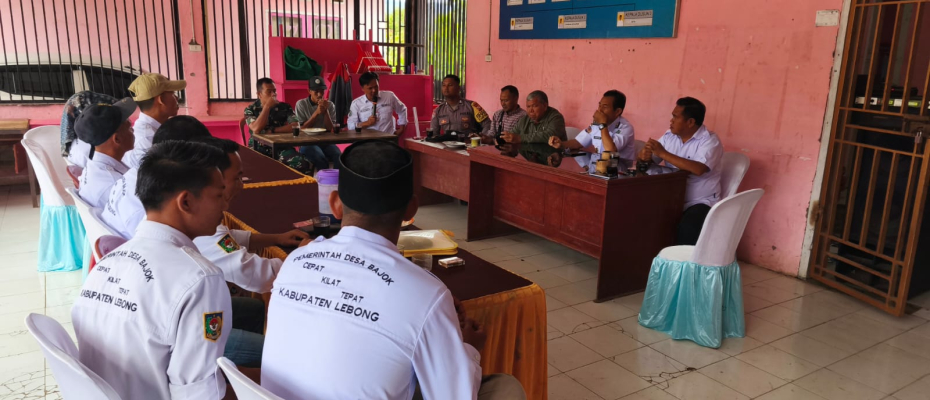 Tingkatkan Koordinasi, Bhabinkamtibmas Polsek Rimbo Pengadang Hadiri Monev di Desa Bajok