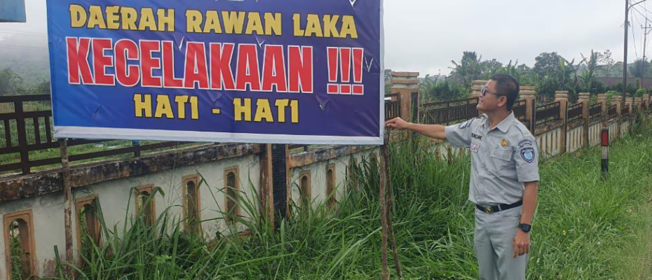 Pemasangan Spanduk Himbauan Rawan Kecelakaan di Kecamatan Selupu Rejang, Kabupaten Rejang Lebong