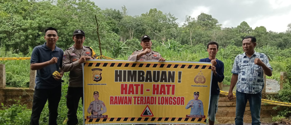 Cegah Kecelakaan, Polsek Kotapadang Pasang Spanduk dan Police Line di Desa Periang